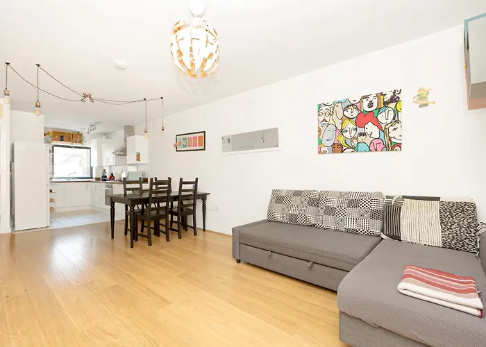 Charming 2Br Flat Near Canary Wharf With Balcony