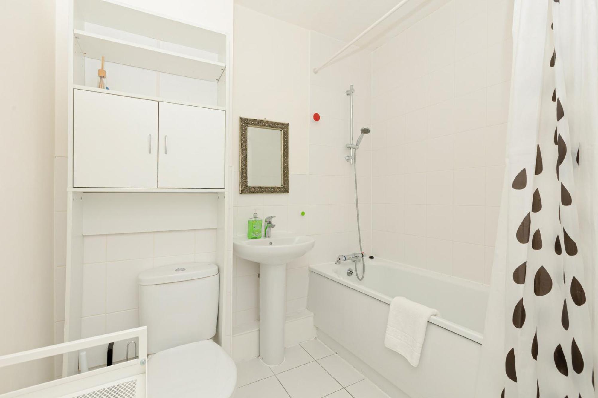 Charming 2br Flat Near Canary Wharf With Balcony Apartment London